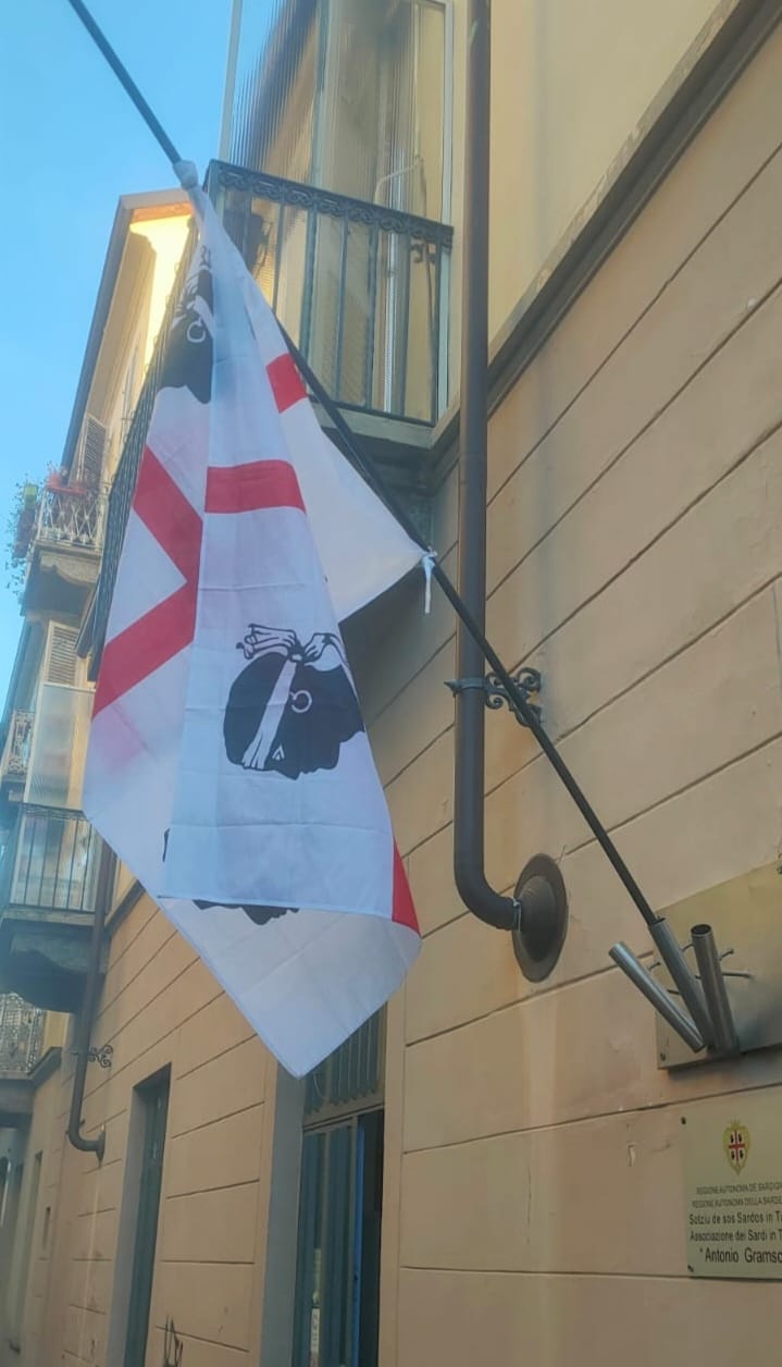 L’Associazione dei Sardi Gramsci di Torino in ricordo di Gigi Riva.